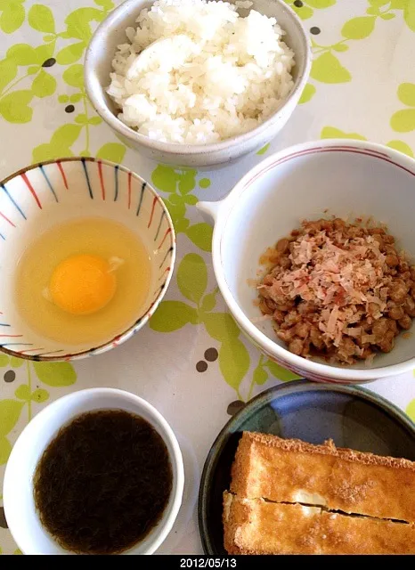 朝ごはん(ごはん、納豆、厚揚げ、もずく)|かずひこさん