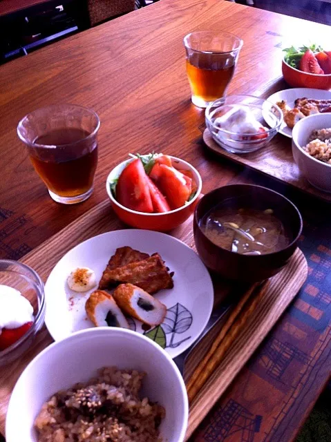 舞茸ごはん、茄子ともやしの味噌汁、サーモンサラダ、さつま揚げ、イチゴヨーグルト|二宮みさきさん