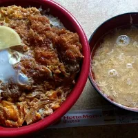 Snapdishの料理写真:HottoMottoのロースかつ丼＆玉ねぎ入り味噌汁