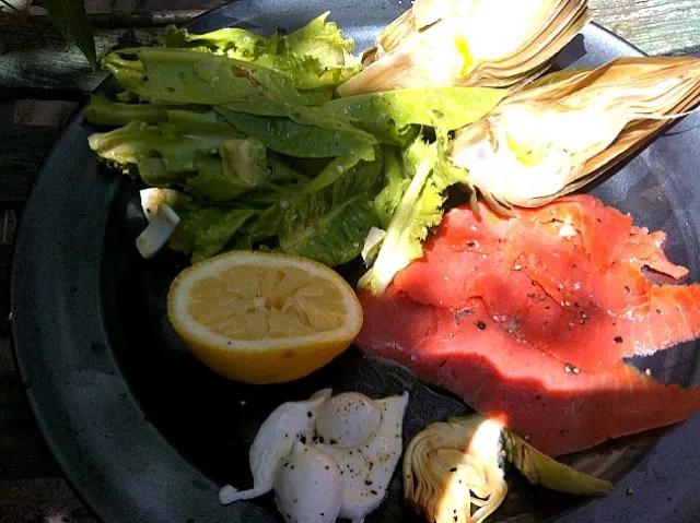 back garden salad & artichokes with smoked salmon & mozzerella|lisa irwinさん