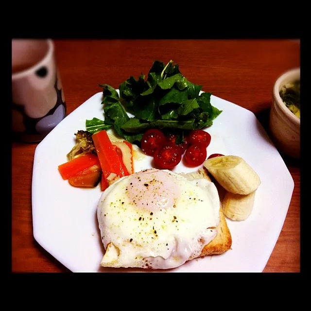 Snapdishの料理写真:梅たまごの目玉焼きトースト、ルッコラのサラダ|Ryokoさん