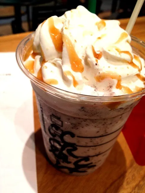 バニラクリームフラペチーノ(チョコチップ、キャラメルソース追加exホイップ)|ももさん