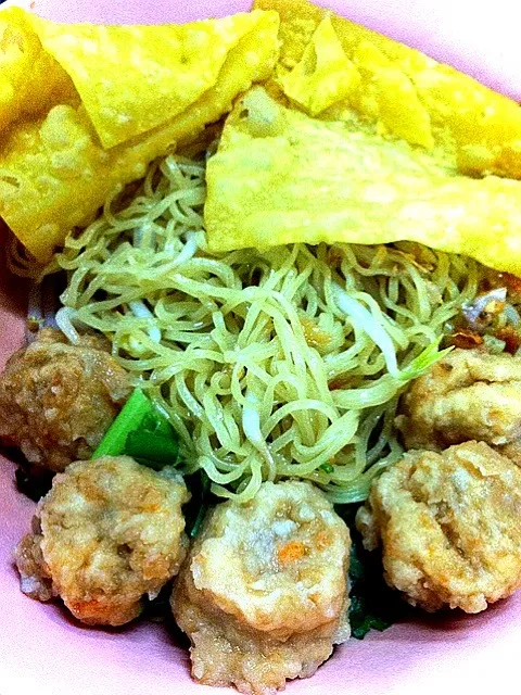 Snapdishの料理写真:Egg noodles with shrimp ball|OoHさん