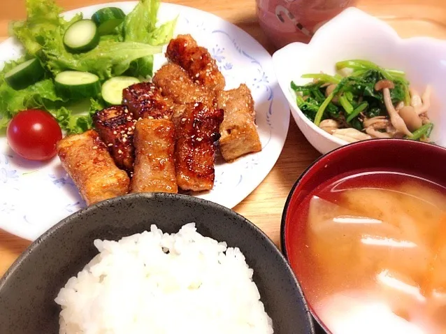 Snapdishの料理写真:厚揚げの肉巻き/ほうれん草としめじのおひたし/根菜の味噌汁/納豆ご飯|なおさん