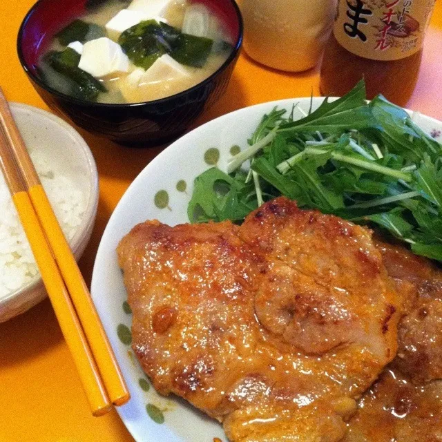 豚肩ロース(味噌味) ＆水菜サラダ＆豆腐ワカメ味噌汁。お腹いっぱいになりましたさ！|ramuta mitohiさん