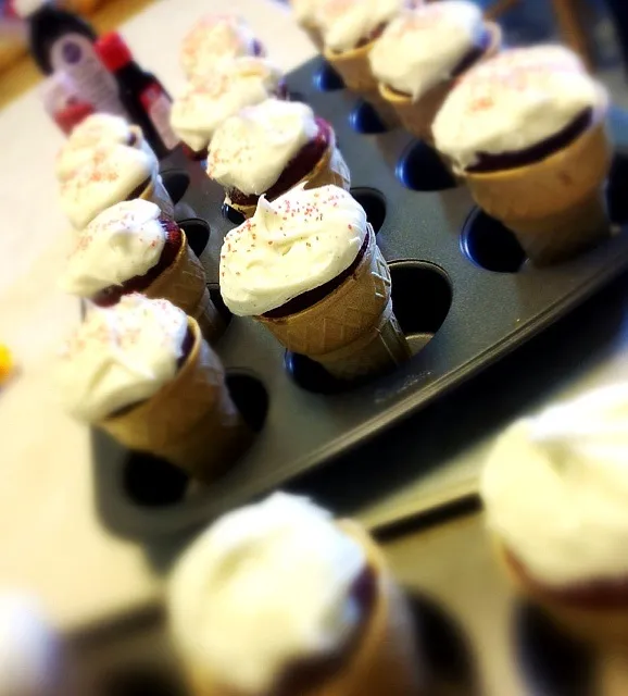 red velvet cupcakes in ice cream cones|Bruce Weinbergさん