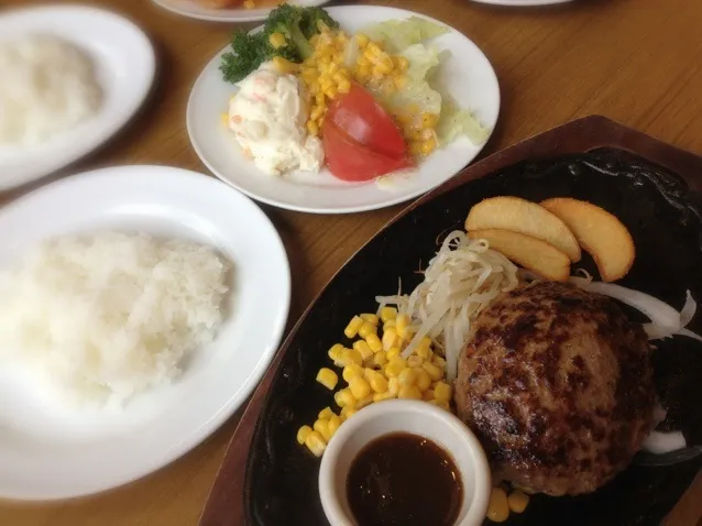 外食♡ハンバーグ|いおりさん