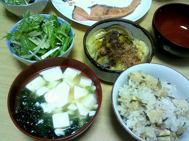 筍の炊き込みご飯+小松菜 鮭の緑茶蒸し もやしと水菜のナムル風サラダ 焼きナス 青さと豆腐のお味噌汁|Nozomi Kitadeさん