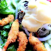 batter-fried prawns with salad