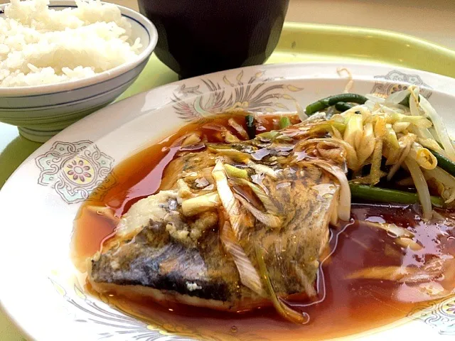 今日の社食は白身魚の中華蒸しネギソースがけ。530円。|ルーア・ブランカさん