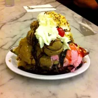 Snapdishの料理写真:Big fat ice cream sundae at Fenton's|Julianneさん