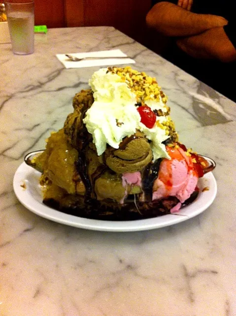 Snapdishの料理写真:Big fat ice cream sundae at Fenton's|Julianneさん