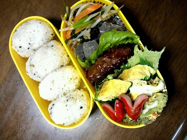 おにぎり(あさりだし味)　野菜炒め　すじ肉とこんにゃくの煮込み　ﾊﾝﾊﾞｰｸﾞ　卵焼き　ｺｰﾙｽﾛｰｻﾗﾀﾞ　ｳｲﾝﾅｰ|オクトさん