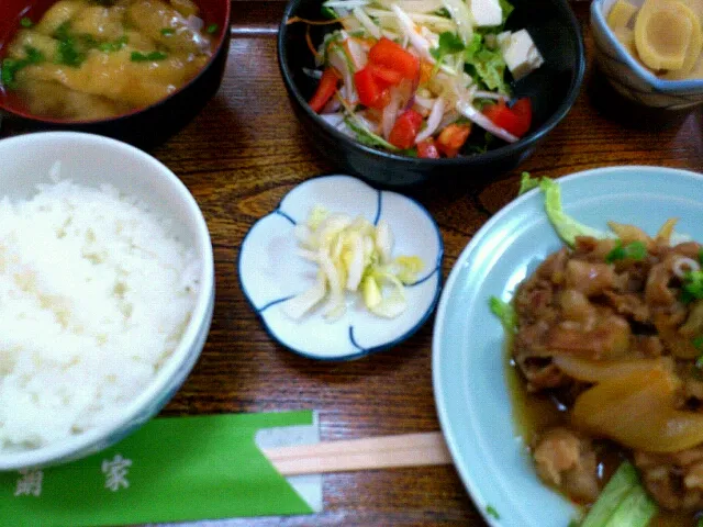 日替り定食(肉野菜炒め、筍煮、豆腐とトマトのサラダ、香の物、お味噌汁)|媛っ子みかんさん