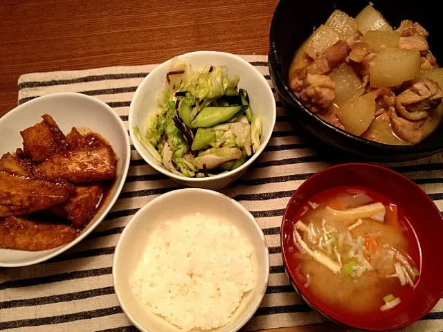 おっひさ～。鶏と大根の塩麹煮、厚揚げピリ辛ゴマ煮、キャベツとキュウリと大根の塩昆布和え☆|hanakohaさん