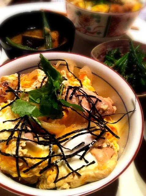 親子丼 茄子とオクラの味噌汁 ほうれん草胡麻和え|kazuyaさん