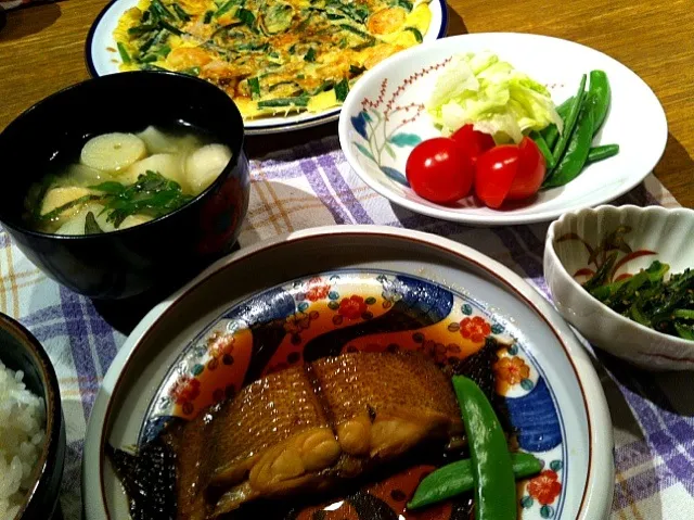 カレイの煮付け   春菊の胡麻和え  サラダ  玉ねぎとふの味噌汁  チヂミ|高田恵子さん