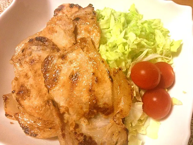 なんとなく、低気圧がヤバイ気がする。昨日仕込んだ豚肉の塩麹味噌漬けと千切りキャベツがメイン。あとはお味噌汁がわりの小そうめん、納豆。コンパクトな夕食。|canadienneさん