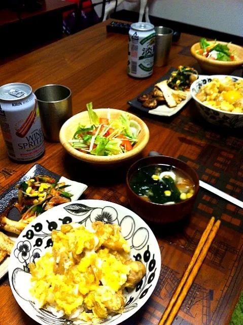 Snapdishの料理写真:親子丼、わかめと竹輪のスープ、サラダ、あじのから揚げ、エリンギの山椒炒め、ニラともやしのキムチ和え|二宮みさきさん