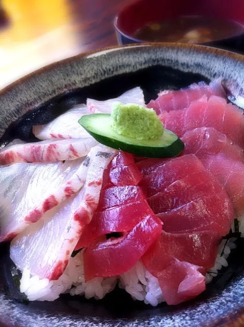 好きな組み合わせを選べる二色丼。まぐろ＆かんぱちで。あら汁つき。|liccaさん