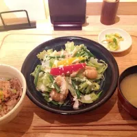 小海老と彩野菜のたっぷりサラダと胡麻豚丼|長谷川翔一さん