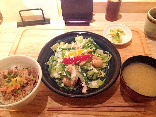 小海老と彩野菜のたっぷりサラダと胡麻豚丼|長谷川翔一さん