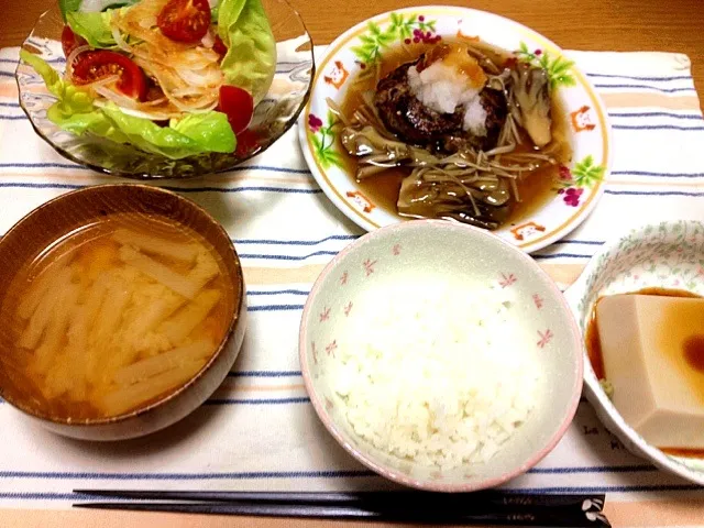 和風ハンバーグ、サラダ、大根のお味噌汁、胡麻豆腐|まりこさん