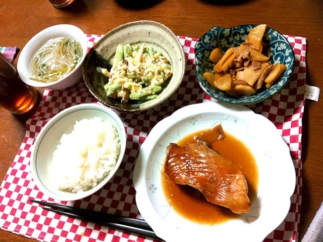 Snapdishの料理写真:赤魚の煮付けと絹さやの卵サラダ定食|ペコリンさん