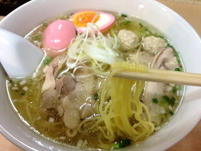 Snapdishの料理写真:久々の光ラーメン。煮卵は桜エビでピンクに色付け。鶏の味が旨い優しい塩味です。(*´ω`)|ひろぱげさん