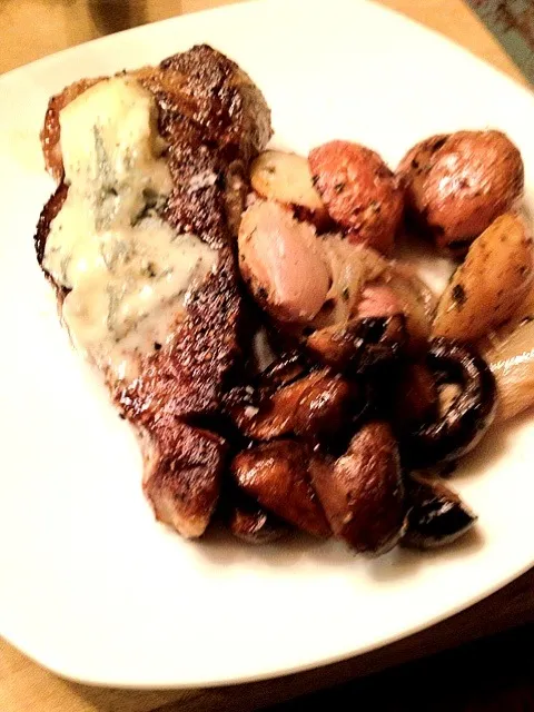 steak with blue and bacon fat potatoes.|chris mcclainさん