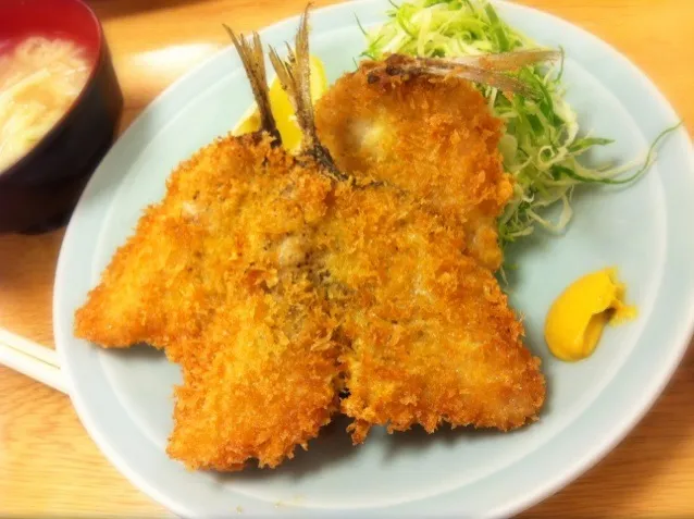 Snapdishの料理写真:魚フライ定食。今日はアジの開き。揚げたてアツアツ|大石さん