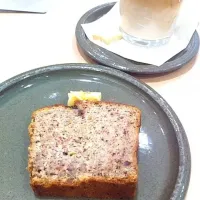 Snapdishの料理写真:バナナケーキ＆カフェラテ♡|まりこさん