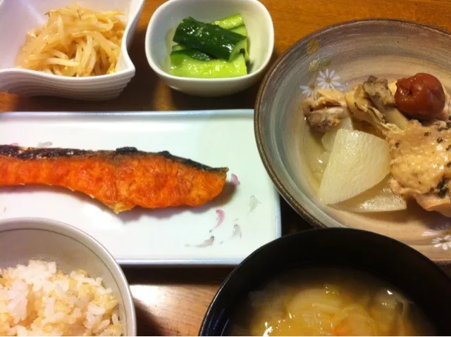 塩鮭定食。塩鮭、鶏手羽の梅干し煮、もやしの酢の物、たたききゅうり、白菜の味噌汁、玄米ご飯|tomocarat.さん