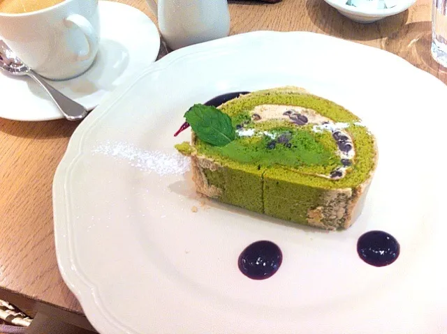 Snapdishの料理写真:抹茶と黒糖のロールケーキ|yuuiro_clover♡さん