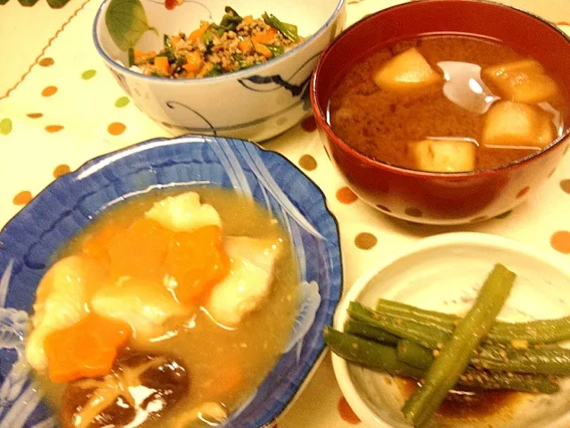 鶏むね肉の治部焼き、ギョウザ丼、いんげんのゴマ和え、春雨と麩のお味噌汁|おおのさとみさん