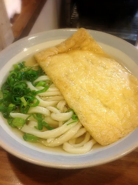 体内会議で今後は食を控え目にすることが決まったので、珍しく普通盛りの「きつねうどん」¥360|Kazuさん