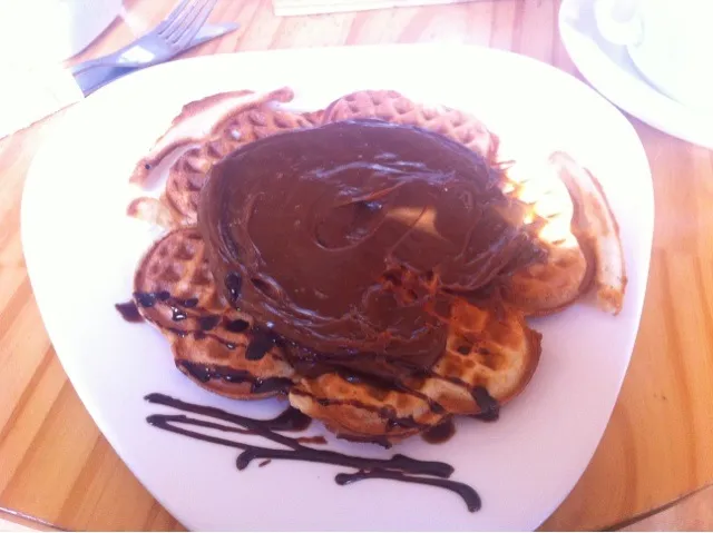 Snapdishの料理写真:waffles con dulce de leche|Diepak Kisoensinghさん