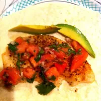 Baked Tilapia fish tacos with homemade pico de galo and avacado|lauren howardさん