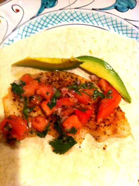 Baked Tilapia fish tacos with homemade pico de galo and avacado|lauren howardさん