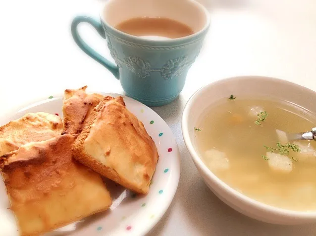 Snapdishの料理写真:クッキートースト・じゃがいものコンソメスープ・カフェオレ|kie3さん