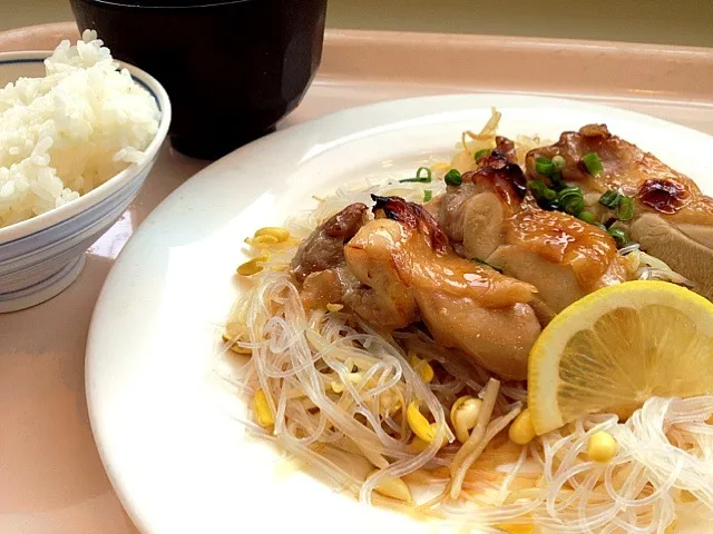 今日の社食は鶏モモ肉のレモンソースがけ。430円。|ルーア・ブランカさん