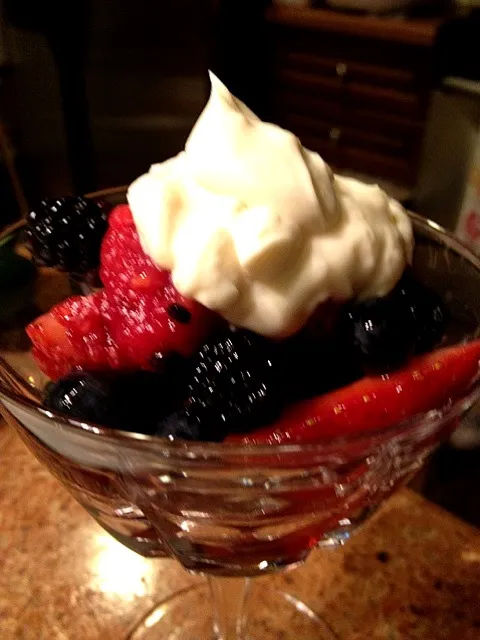 berries with rose wine syrup and honey marscapone|lauren shannonさん