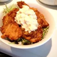 チキン南蛮丼 昨日の残り乗っけただけ(⁙  ົ̅ ૂ ੭͜   ົ̅⁙)|ayakoさん