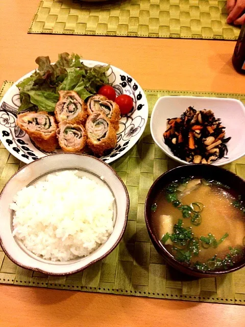 豚の紫蘇チーズフライ・ひじき煮・じゃがいものお味噌汁|ゆのこさん