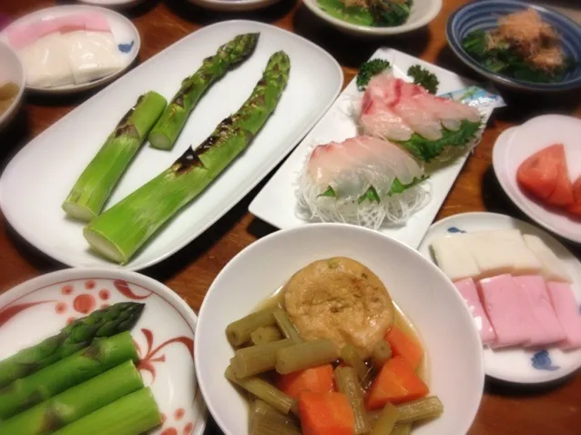 焼きアスパラ、鯛刺身、フキとがんもどき煮、カマボコ、小松菜お浸し|raku_darさん