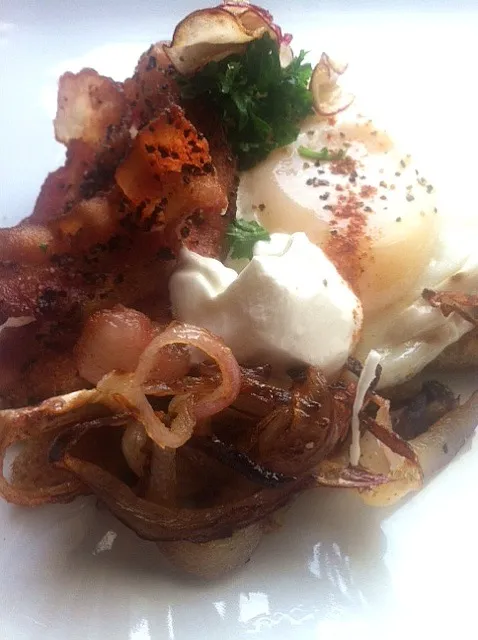 PAOCHED EGG W/BACON AND CARMELIZED ONION|GREG ARNOLDさん