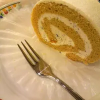 Snapdishの料理写真:ごまのロールケーキ|中濱望美さん