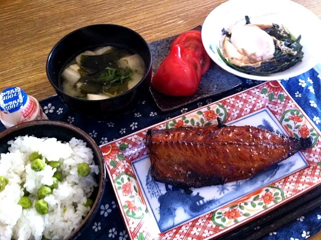 鯖みりん  ニラ玉  トマト  味噌汁  ピースご飯  ヤクルト|高田恵子さん