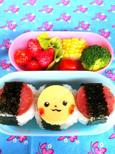 Snapdishの料理写真:スパムおにぎり ピカチュウのお弁当|アビーさん