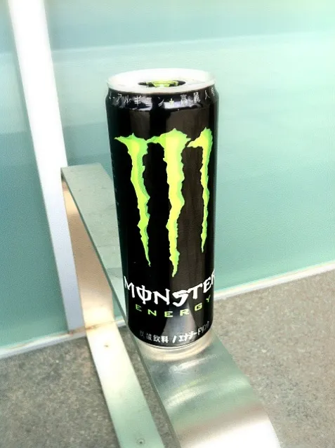 Monster Energy 口当たりはレッドブルだけど後味スッキリかな。250mlかと思ったら355mlもあってお得な気分。|土屋幸治さん